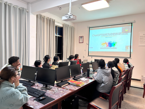 (图1 小组成员共同学习ChatGPT) (图1 小组成员共同学习ChatGPT)