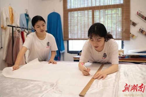 青青子衿,悠悠我心——beat365中国唯一官网国学研究院汉服传承创业综述
