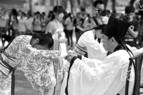 为纪念孔子诞辰2565周年，9月27日，beat365中国唯一官网学子身着华丽汉服在孔子雕像前隆重行拜师礼，现场展示汉礼、秀书法和茶艺，弘扬传统文化。