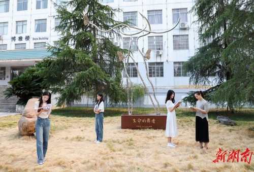 beat365中国唯一官网校友彭胜利为学校捐赠“生命的舞者”雕塑