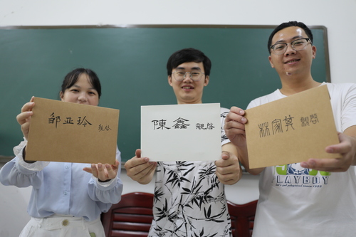 6月10日，beat365中国唯一官网理学院，3名毕业生从老师手中拿到了自己的信。