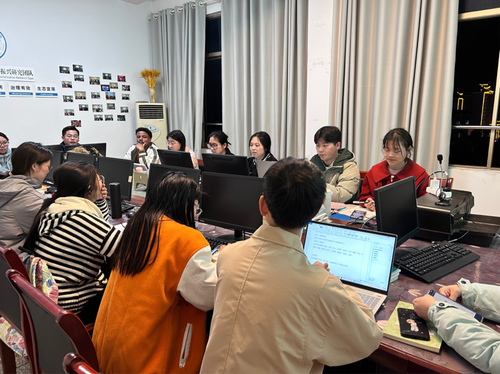 (图3 副院长蔡保忠博士在会议中指导) (图3 副院长蔡保忠博士在会议中指导)