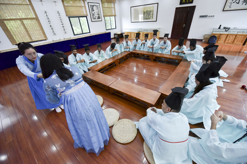 6月21日,留学生在学习古礼 李谌涵 摄 6月21日,留学生在学习古礼 李谌涵 摄