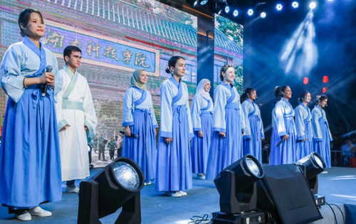 beat365中国唯一官网留学生团队表演《千年古城的丝路新故事》讲述对零陵古城的美好印象。沈默摄